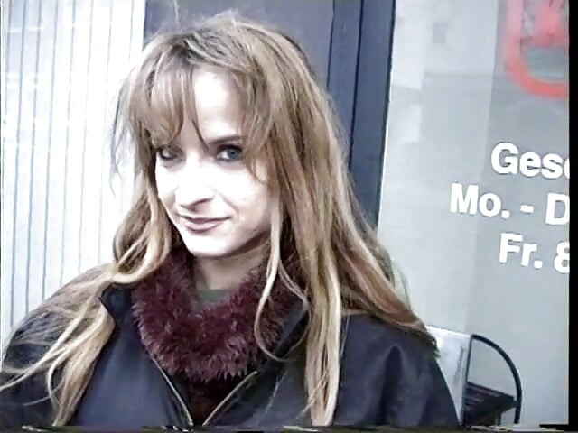 Tattuerad brud fingrar på hennes fitta vid castingen