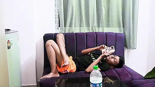 Yaşlı üvey kız kardeş boyfreindini önümde sikiyor, sert seks