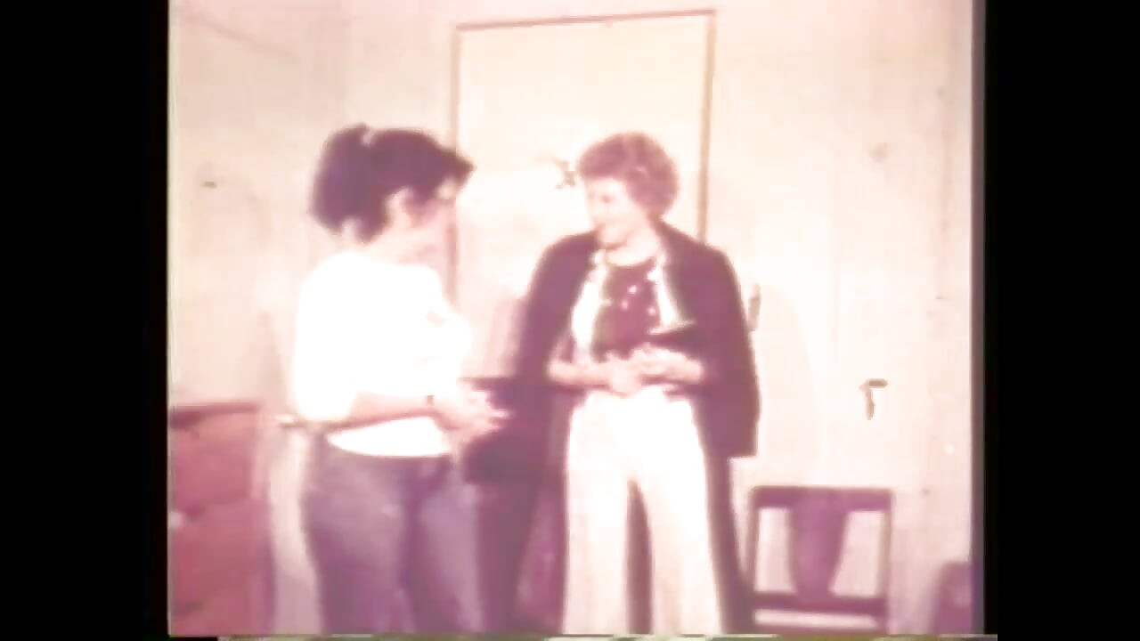 Lucah vintaj Amerika dari tujuh puluh tahun dengan si rambut coklat dikongkek oleh zakar raksasa yang besar bahawa dia tidak boleh menyimpan di dalam mulutnya