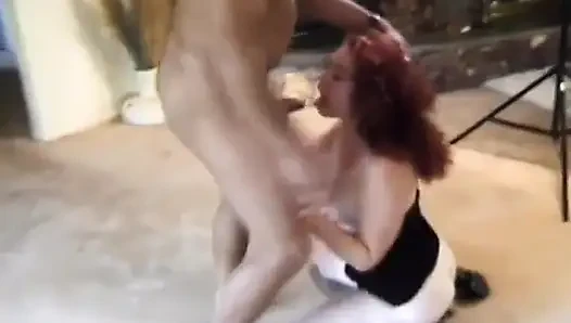 Wanita Prancis suka mengisapnya langsung dari pantat