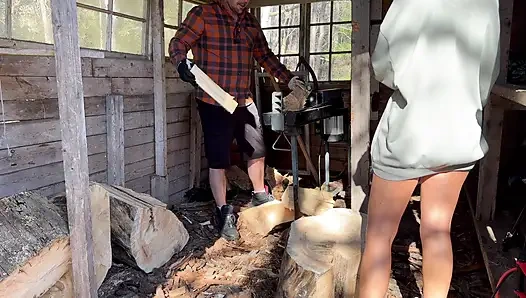 Горячую милфу жестко трахают в задницу на улице и показывают ее истинное лицо анала