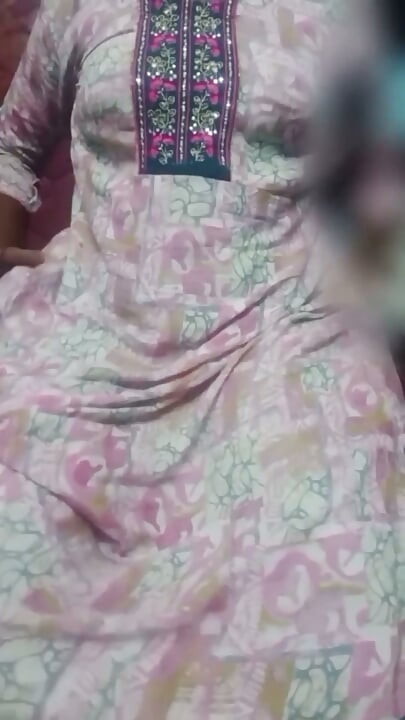Je me déshabille pendant un appel vidéo, doigte ma chatte mouillée, me masturbe et fesse mon gros cul noir pour un étalon tamoul indien ! Indianhotwifex
