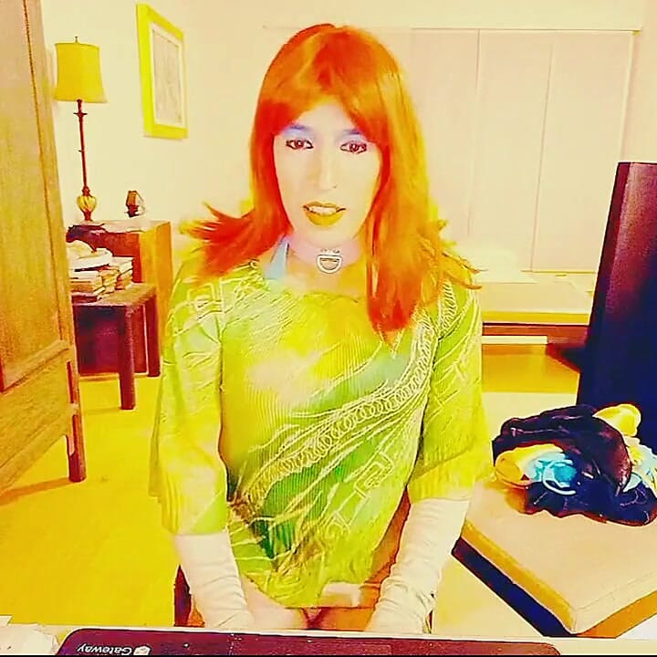 Tammysissy masturbasi dan bermain dengan kencingnya