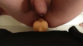Hetero man probeert voor het eerst een grote dildo. 1 minuut orgasme.