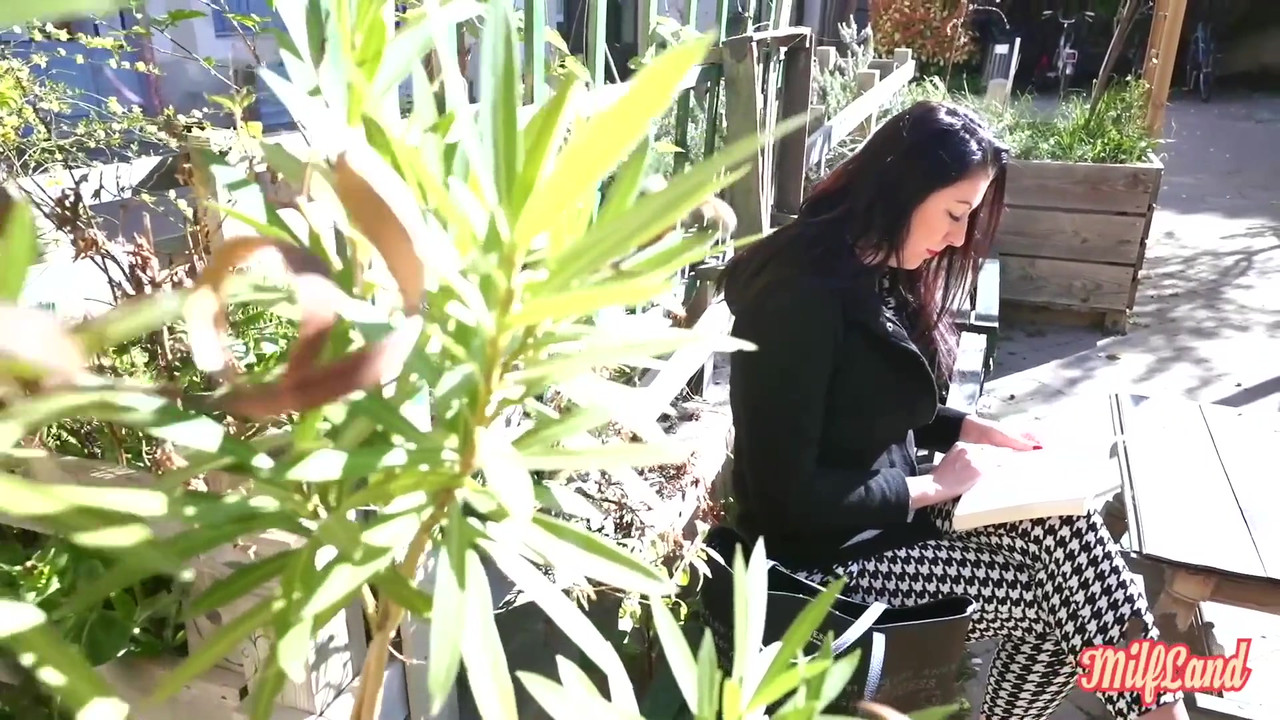 Yvanna, 一个喜欢狂野性爱的淫荡女孩 第1部分