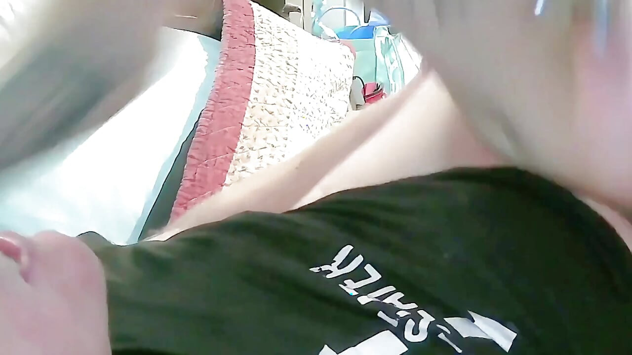 熟女在漫长的工作一天后吮吸丈夫的鸡巴