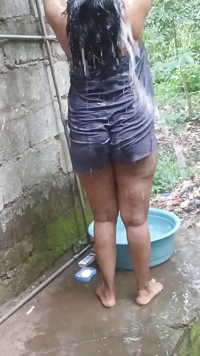 Sri Lanka House Wife Bathing Video