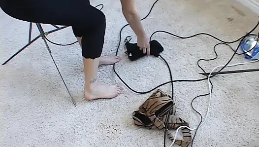 Горячая брюнетка сосет и скачет на большом черном члене