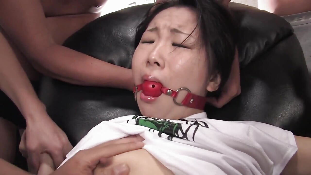 Sapık Japon sürtük edepsiz bdsm grup seks sırasında inliyor