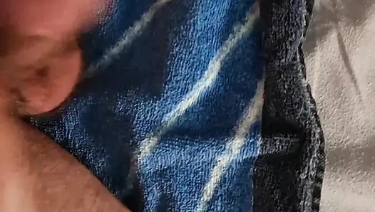 Eller serbest boşalma - anal oyuncakla oynuyor ve inliyor