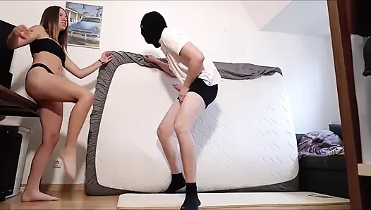 Ballbusting berdada dalam bikini