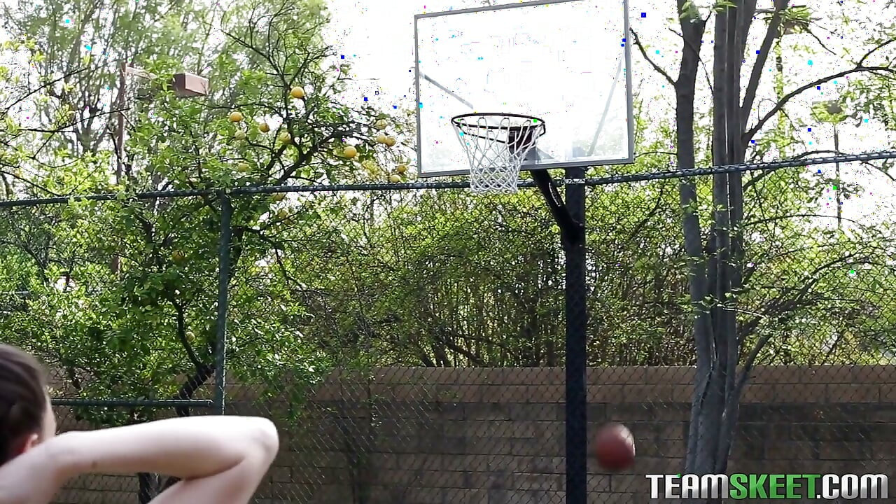 フィットした男のために脱ぐ巨尻のブルネット