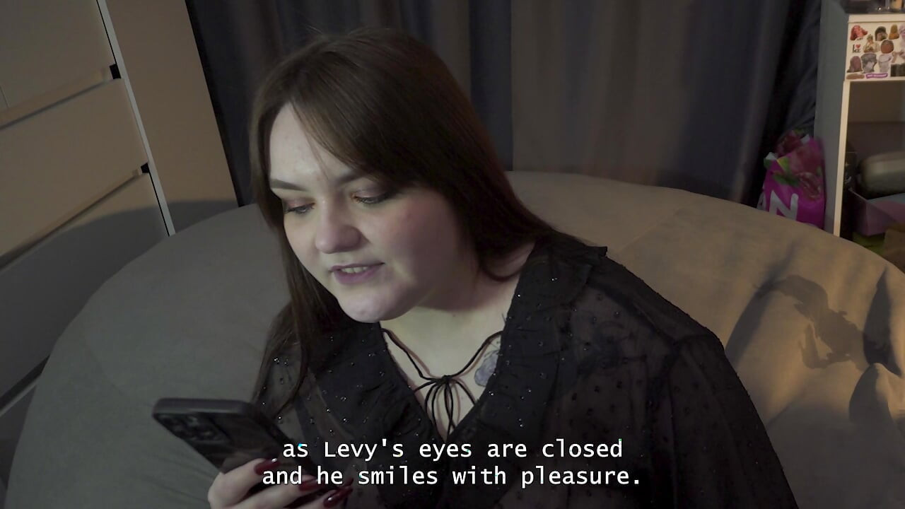 Pornótörténet - Stella huncutul vigyorog, miközben a barátját dugja egy felcsatolható fasszal