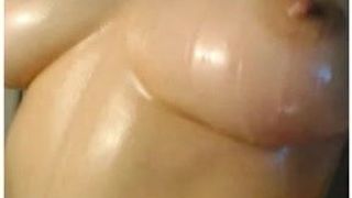 Impresionantes tetas aceitadas