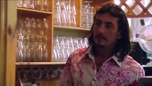 Gadis rambut pirang menggoda cowok gagah ini di sofa untuk ngentot