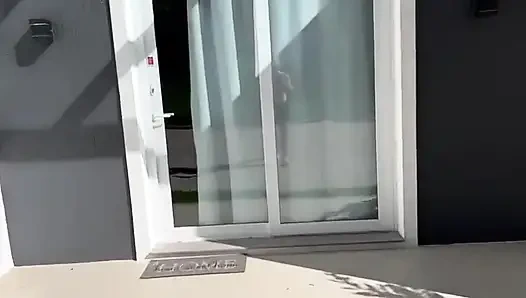 Aku ngintip tetanggaku yang nakal dan memeknya pakai sperma hangat