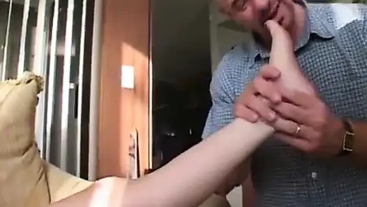 Соблазнительная фут-фетиш-игра с блондинкой и крошками-брюнетками