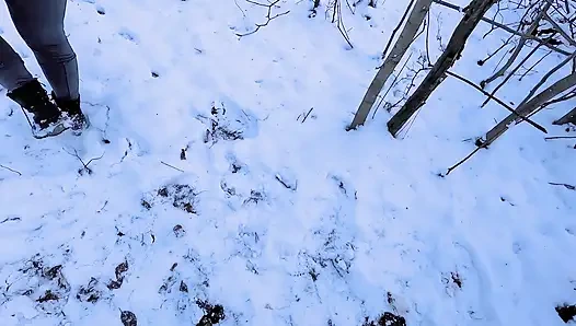 Komplettes nacktes BDSm im schnee