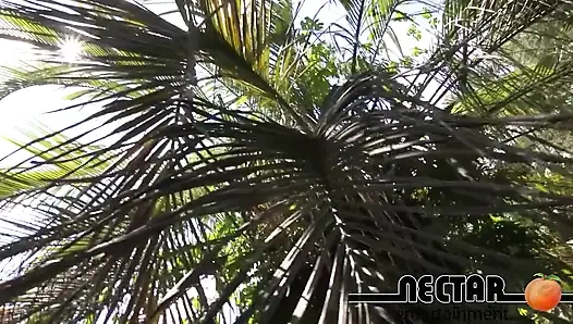 Двойное проникновение: Смотрите, как эта распутная брюнетка проникает в обе отверстия.