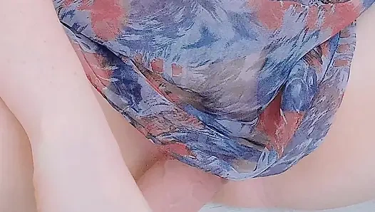 Кончиком моего члена я трела клитор моей двоюродной сестры, пока она не смазалась.