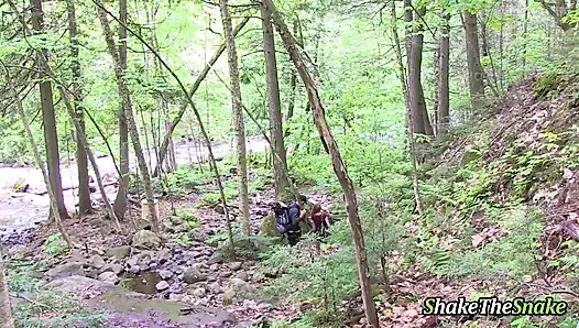 Shake The Snake - миниатюрной крошке засадили на улице возле водопада