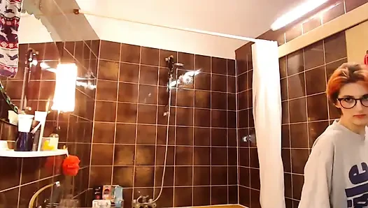 Mewarnai rambut merahku lagi di kamera