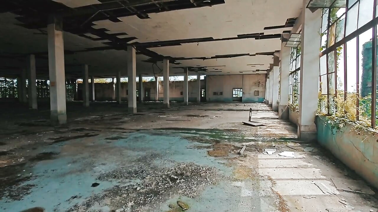 超级亚洲男孩躺在废弃的工厂区，躺在水槽里，自慰，射精，呻吟和吞咽液体