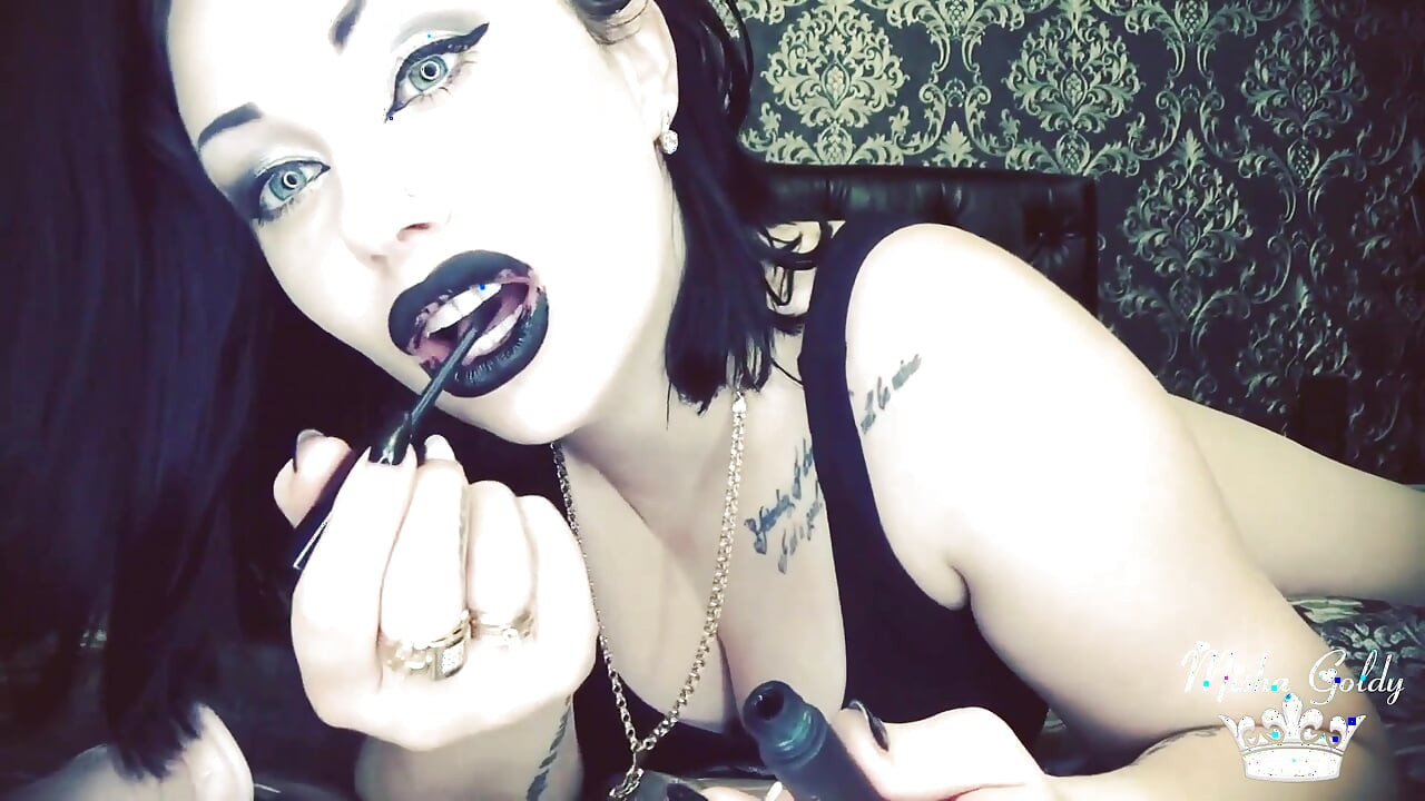 Vampira faminta mordendo duro seu pau com fortes dentes perfeitos! Na língua russa!