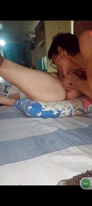 近距离舔阴并抽她的阴户