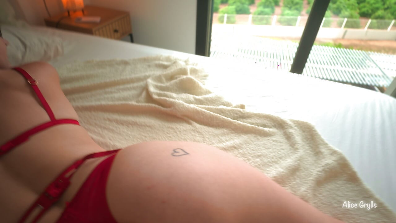 Riktigt intensivt sex gav den bystiga skönheten ingen chans, sprutande i munnen