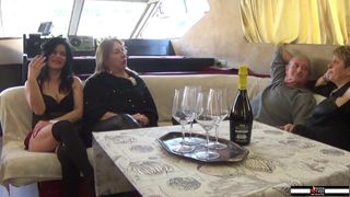 La Hostess Di Bordo