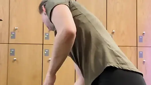 Seni benimle kadınların soyunma odasına götürüp duş alıyorum // bölüm 1