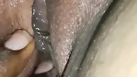 Memek tante tiriku dipijat dengan minyak dan diraba.