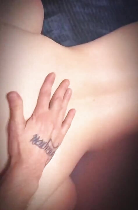 Verloofde koestert me langs achteren