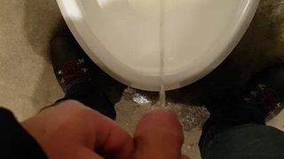 Необрезанная плоть крайней плоти в публичном туалете