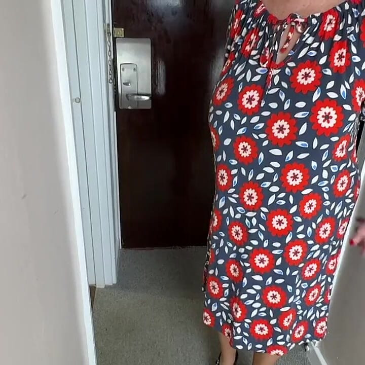 Vgq21 Aunty Sandra Dressing for a Meeting