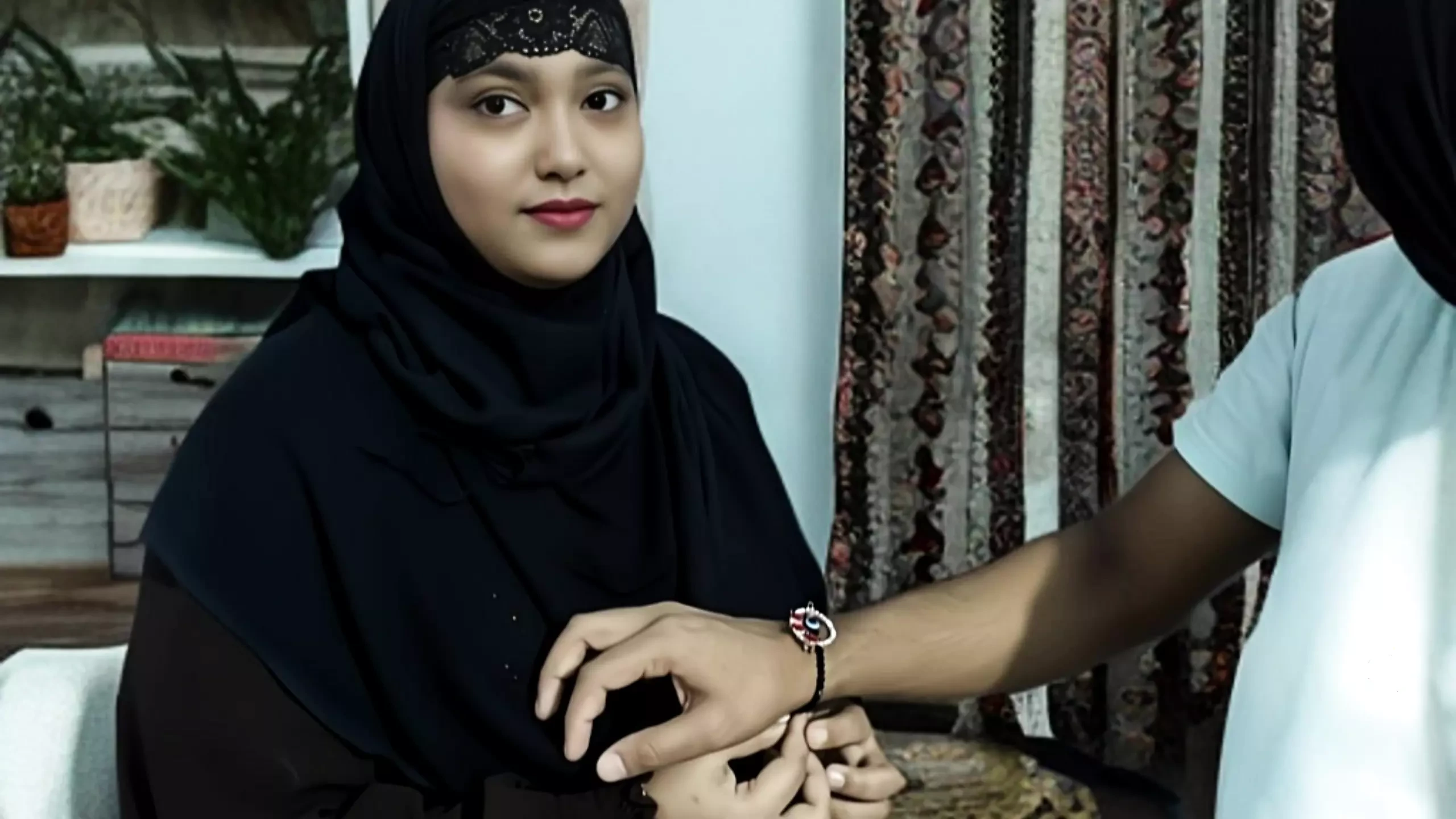Muslimanska polusestra u hidžabu jebe hindu polubrata na Rakshabandhanu