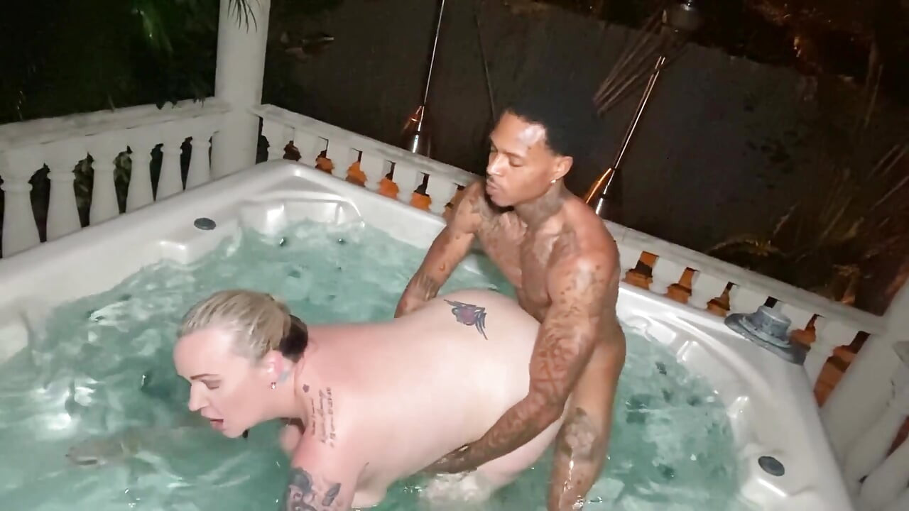 Kendra den tatuerade MILF tar Ralphs BBC i ångande badtunna