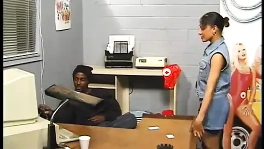 Schlampe nimmt schwanz in ihren mund und bekommt arsch und möse mit knochen, dann gesicht gespritzt