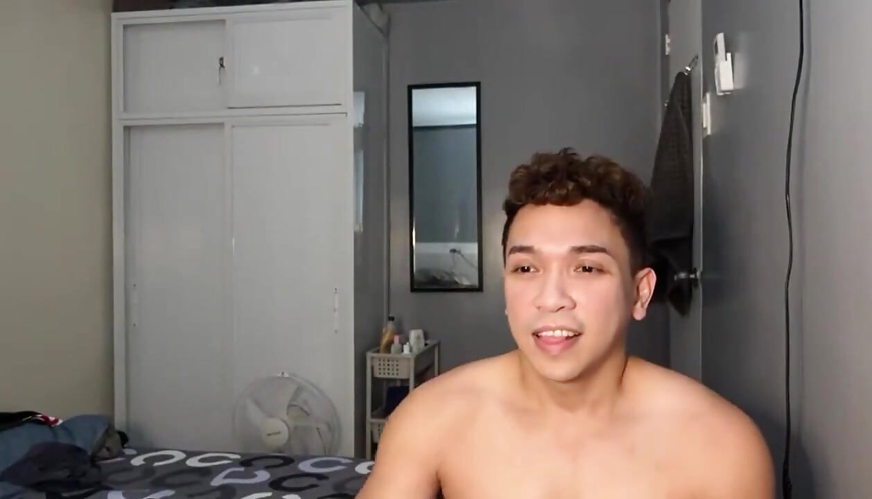 Filipino Twink Dances Naked in His Bedroom