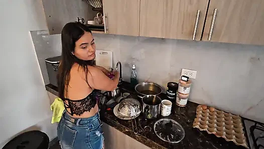 Ibu Tiri Ingin Bercinta Di Dapur Cumshot Di Mulut