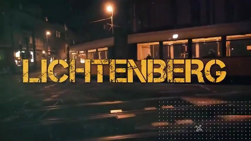 Ο Jason είναι στο δρόμο με έναν φίλο στο Βερολίνο Lichtenberg για να βρει κάτι γαμημένο