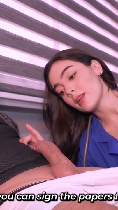 Linda médica latina ajuda o paciente a gozar na cara dela | Clip 3