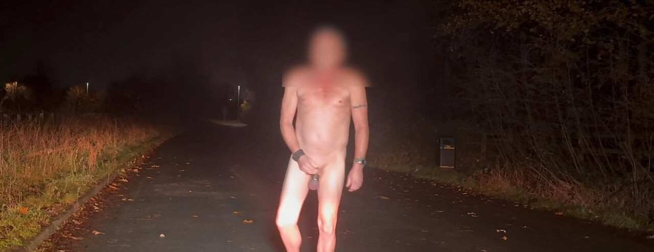 Drkam svoj veliki kurac gol bos na cesti dok auto prolazi