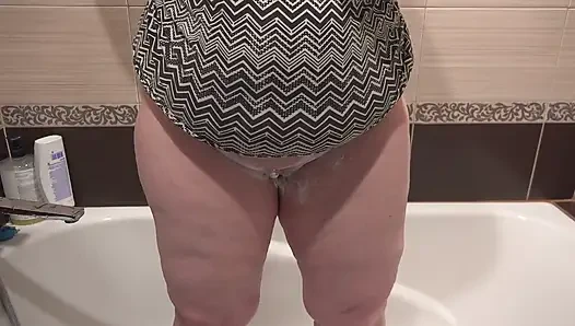 Shaving a Mature Pussy. a Busty BBW Shaves Her Trimmed Cunt
