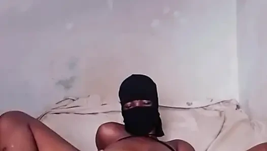 Islak sıkı amcık dildoyla sikiliyor