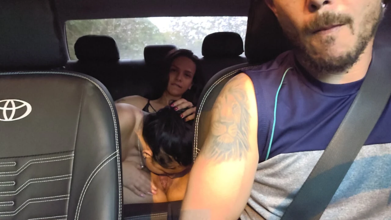 叫车司机在派对上接女同性恋夫妇