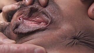 Une bombasse japonaise se fait recouvrir le visage de sperme après s’être fait baiser