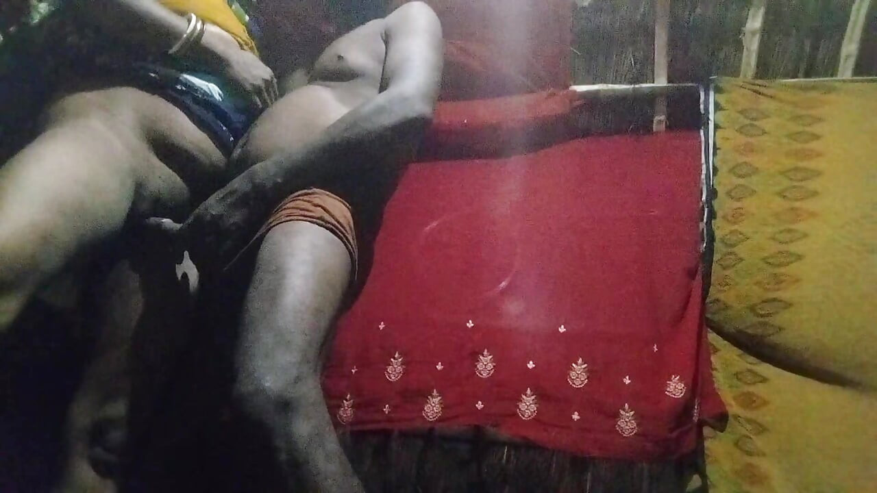 Chor ne chori karane aaya to bhabhi ne chor se boor chodane laga