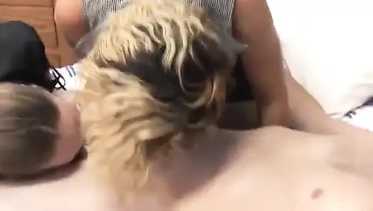 Gadis-gadis rambut cokelat dengan toket besar lagi asik nyepong kontol besar